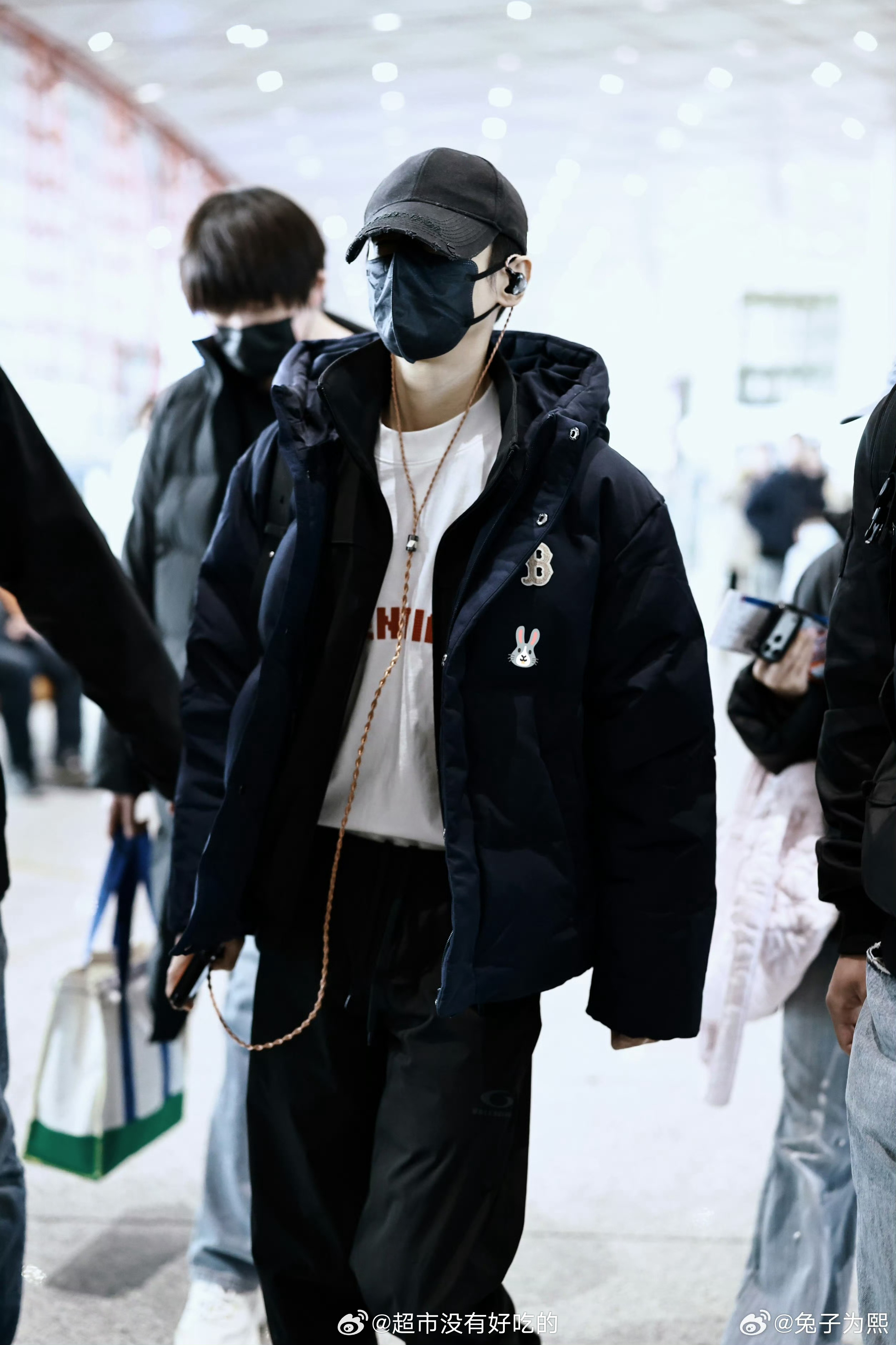 罗云熙机场出发，期待明天活动，一切顺利 