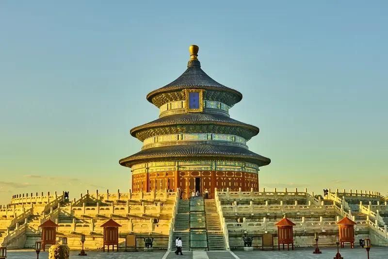 早安！我的中国。当晨光熹微，这是新一天温柔的启幕。恰似北京清晨的暖阳，缓缓驱走夜