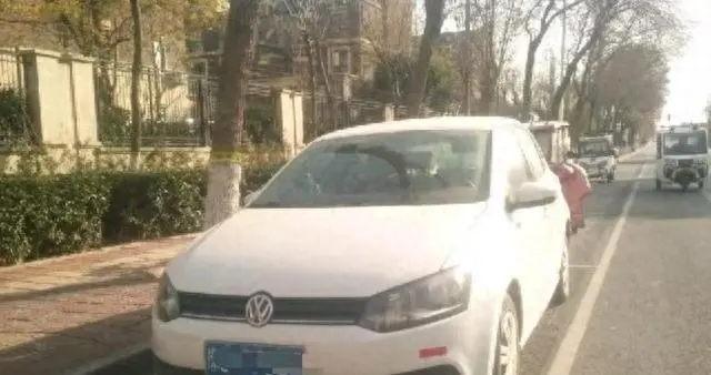 突感不适，躺在副驾驶睡着被贴条？车主感慨执法能否多点“人情味”；河南新乡城管回应