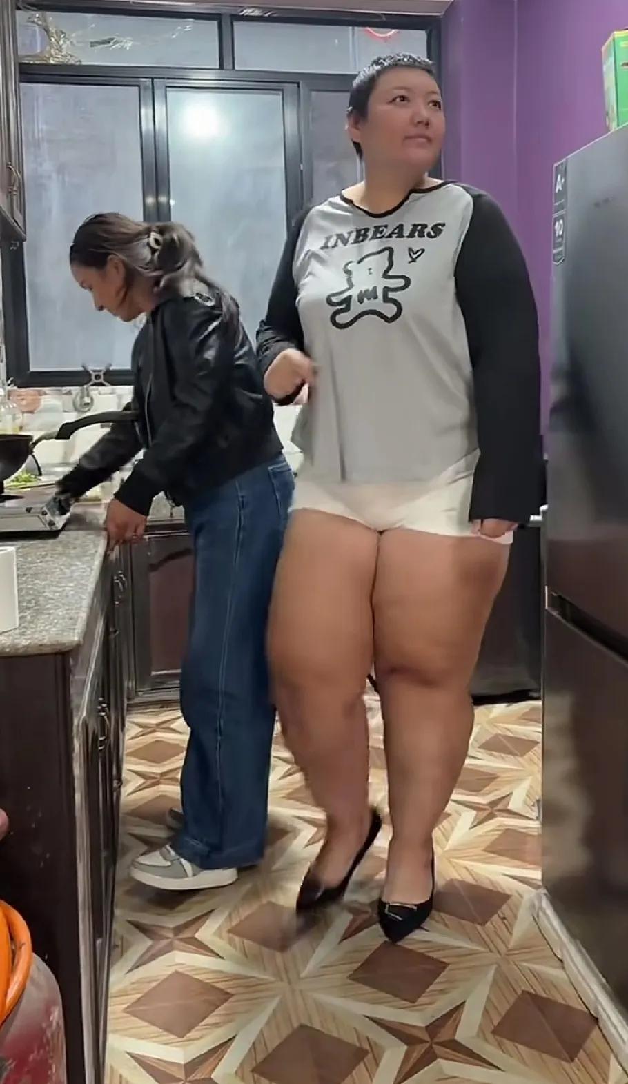 她怎么只胖大腿，吃的营养，全被大腿吸收了。