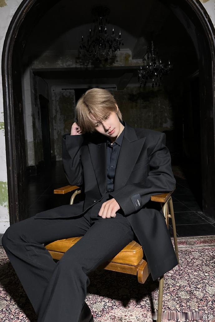 张真源黑西装库存照 张真源黑西装库存照，不允许有人没看到张真源这组图，禁欲感拉满