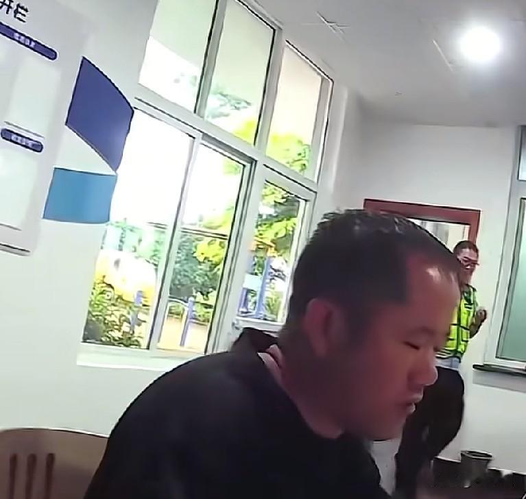 “师傅，你很久没回家了，是不是？”
近日，受台风“白海豚”影响，在浙江安仁收费站