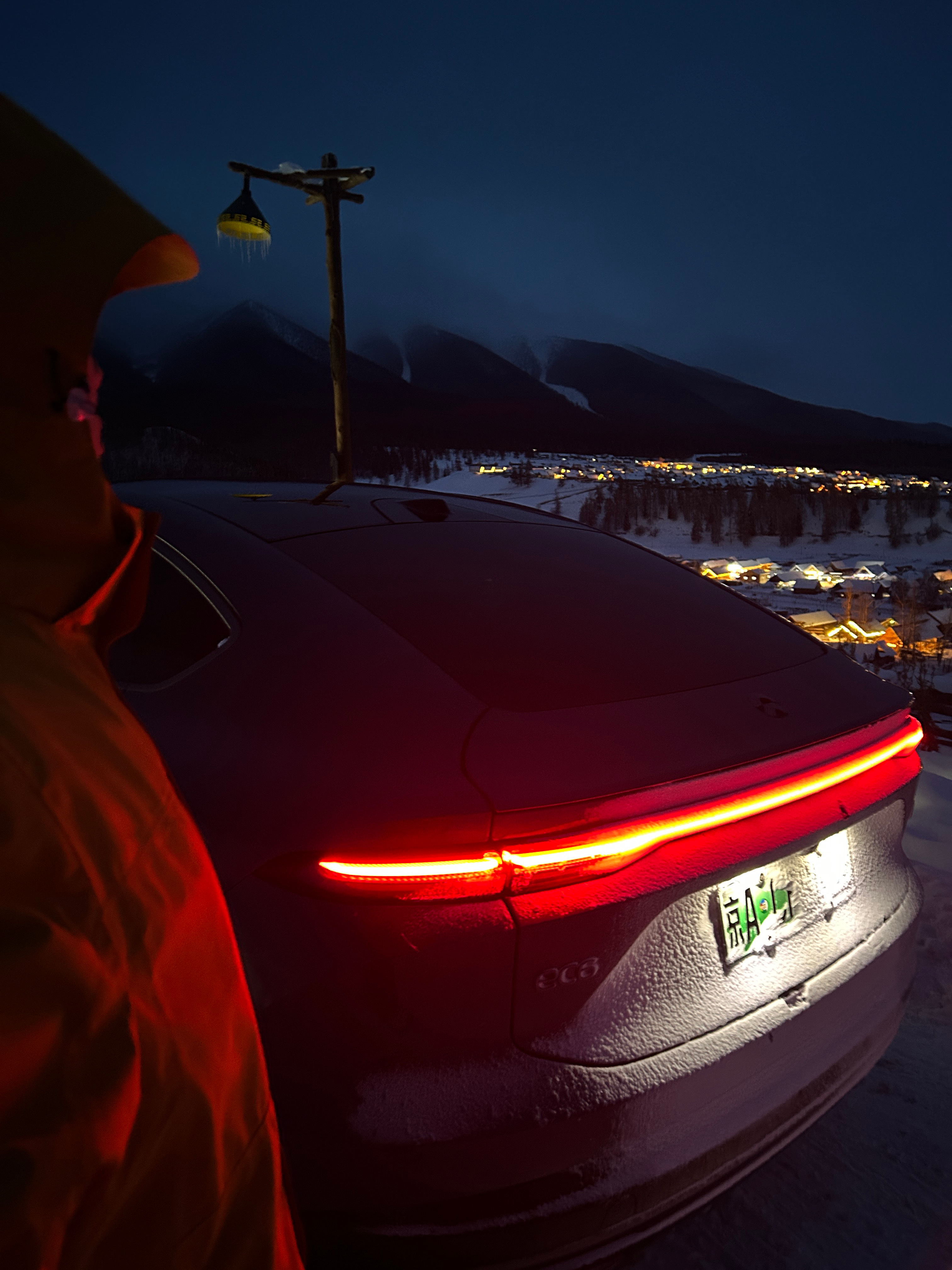 这是一个很普通的夜晚，在白哈巴，我把车开上了老村的平台上，因为老村在山上，所以站