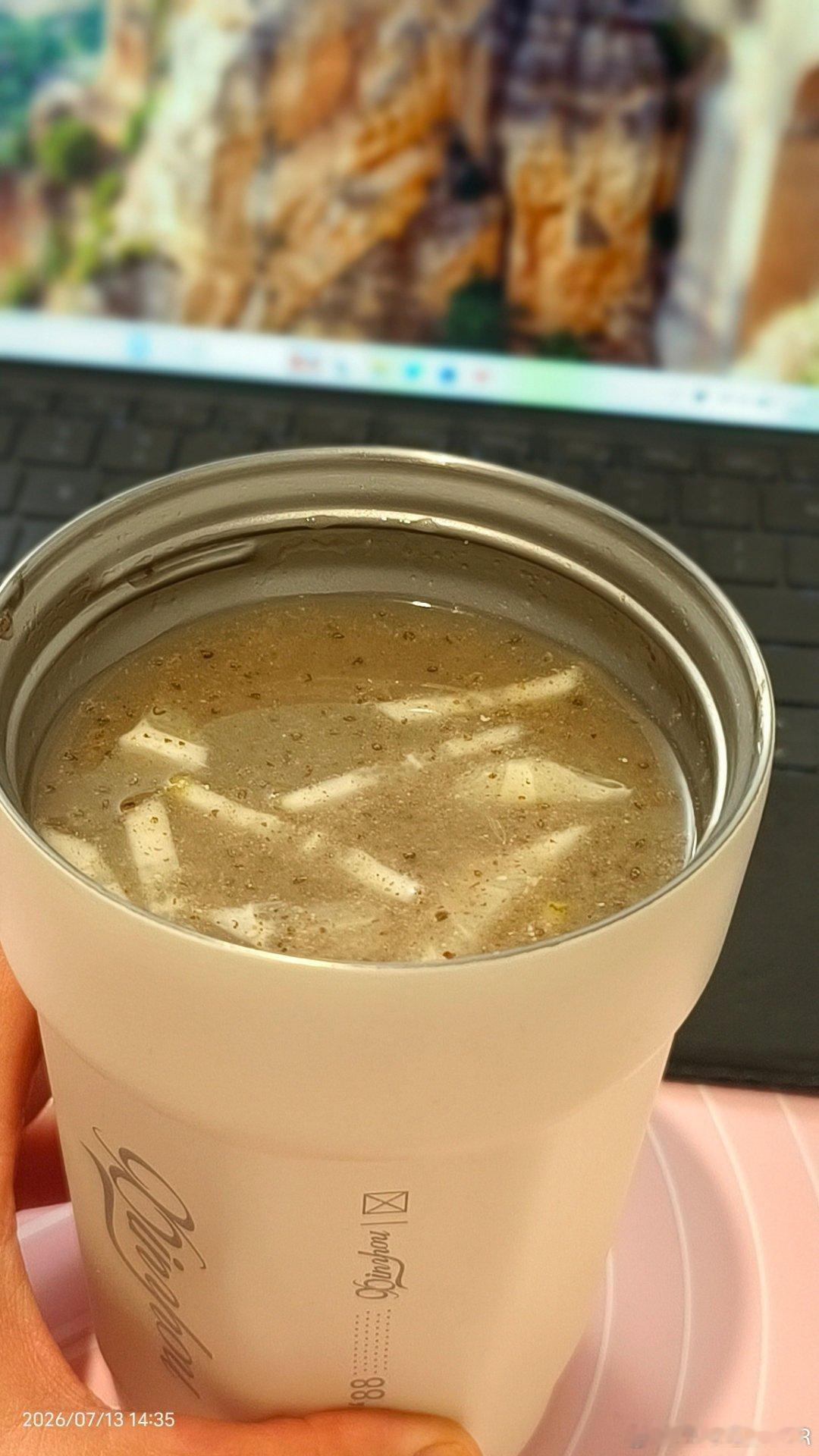 炎炎夏日我的午餐，大少爺給我自製的種子循環——超大杯現磨奇亞籽亞麻籽檸檬飲。種子
