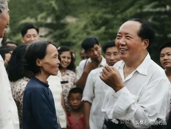 伟大领袖永远扎根在人民之中

伟大领袖毛主席一生笃定一句话：我是不怕人民的，人民