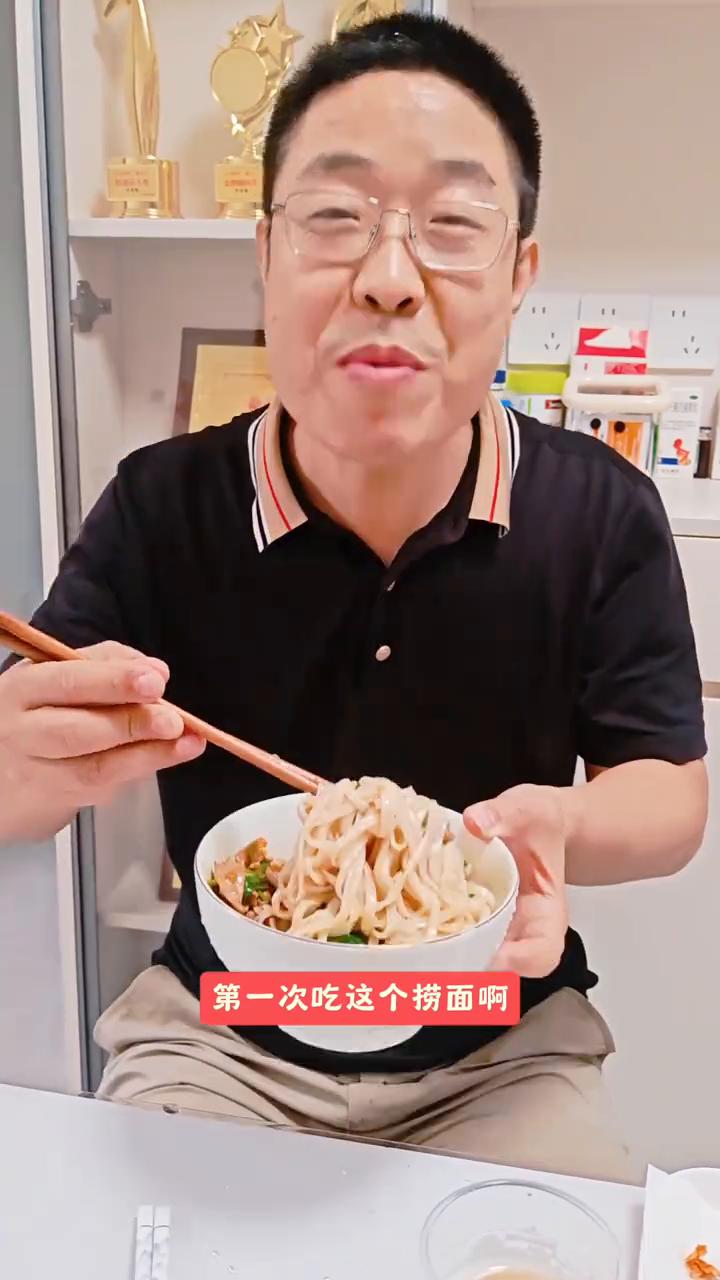 明天过节，今天又来到我同事家蹭他的好吃的饭。现在在炒龙虾，看起来都很好吃，现在开