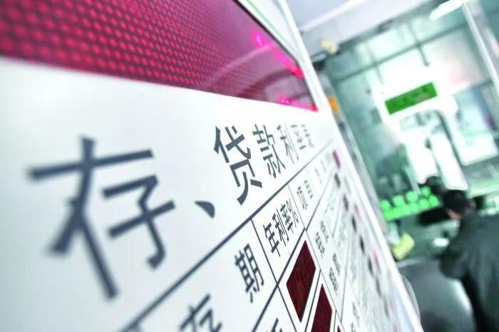 同事2020年在一家银行存了5年期的5万，年利率4%，到期利息1万元。她说太后悔