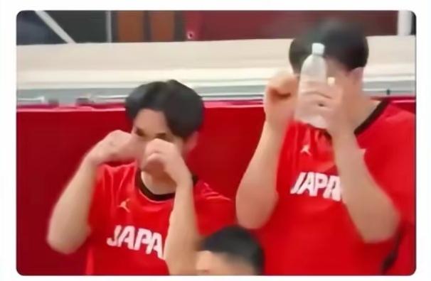 日本男篮这个举动会不会遭到处罚？球迷实在坐不住了！日本男篮竟然对着中国男篮做哭泣