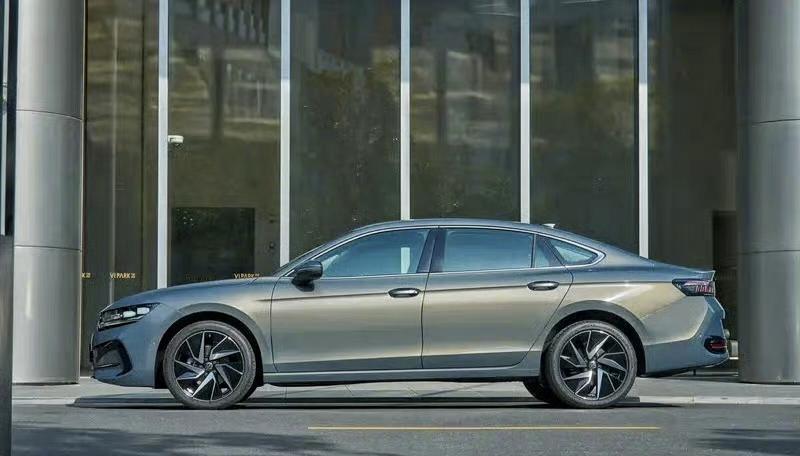 【一汽-大众全新迈腾实车图曝光 将亮相北京车展】相比现款车型，全新迈腾整体造型看