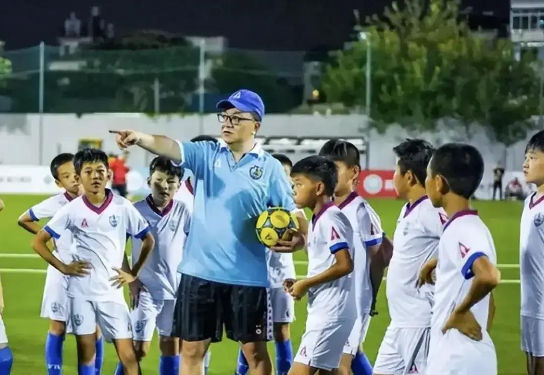 别听他们教你踢球。
 
听他们争论，不如让孩子多踢一场球。
 
董路这句话，撕开