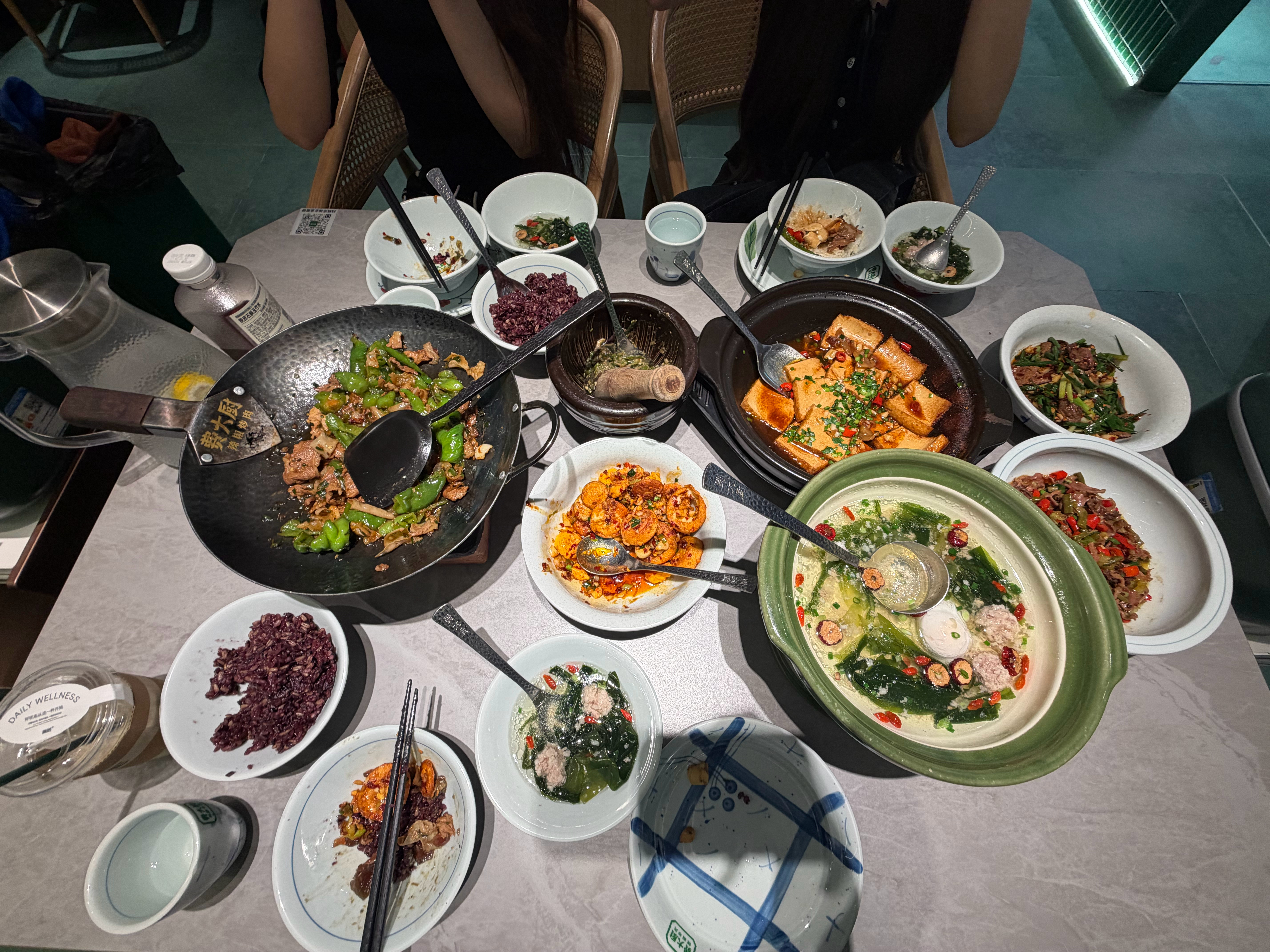 第一次吃费大厨 和闺蜜眼大肚子小三个人点了六菜一汤菜品微微受损…[捂嘴哭]但我们