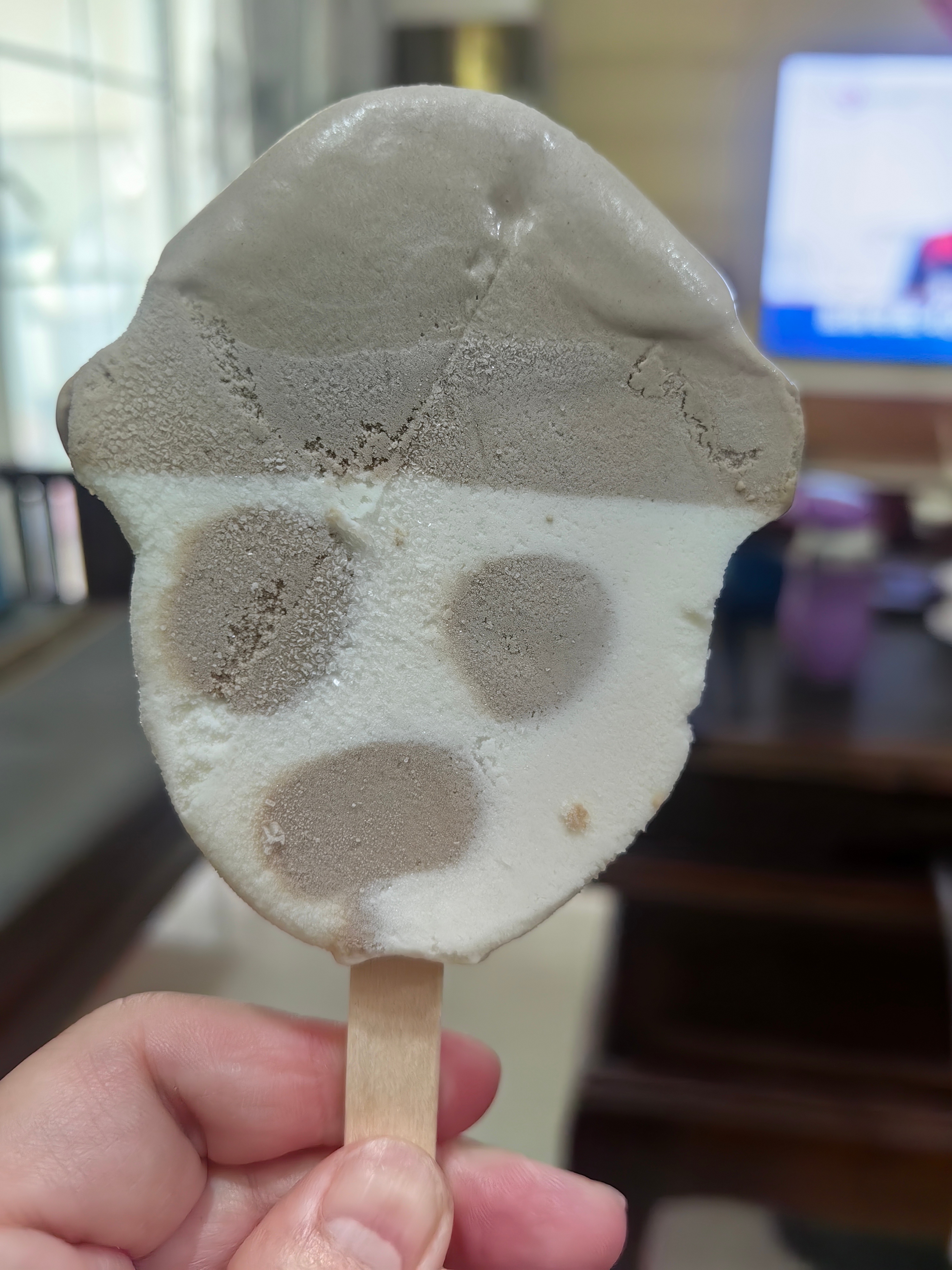太热了，吃个雪糕。 