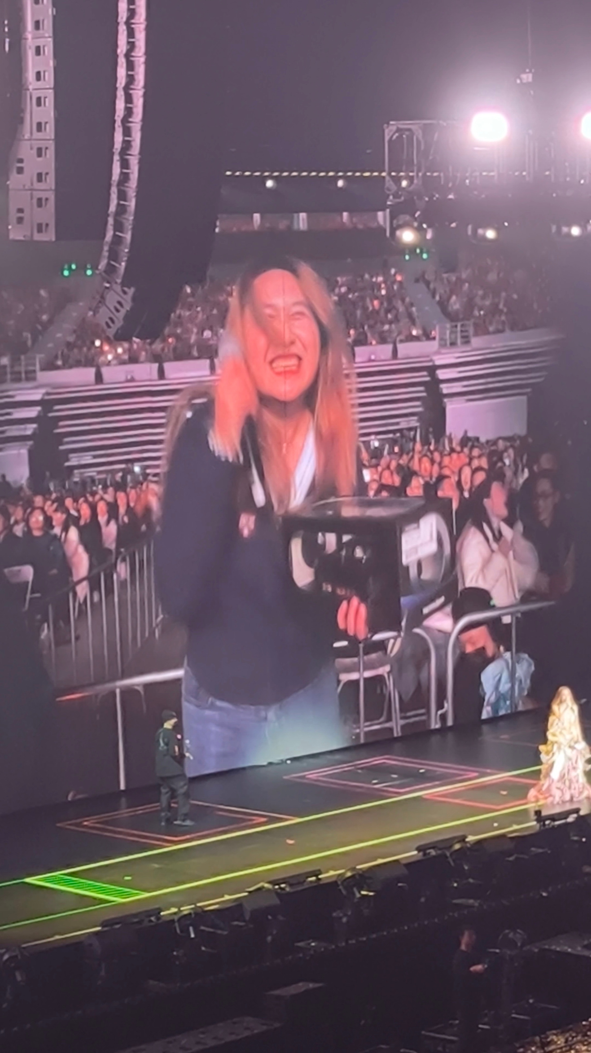 张靓颖演唱会现场送车张靓颖是真的很喜欢自己这次代言的天籁·鸿蒙座舱，而天籁对于张