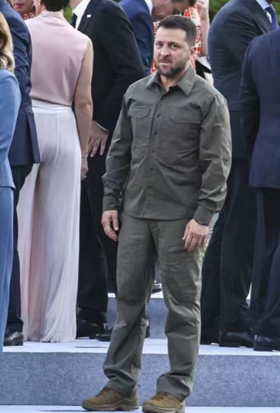 一片哗然！泽连斯基简直成了无期限总统。当地时间1月14日，乌克兰最高拉达（议会）