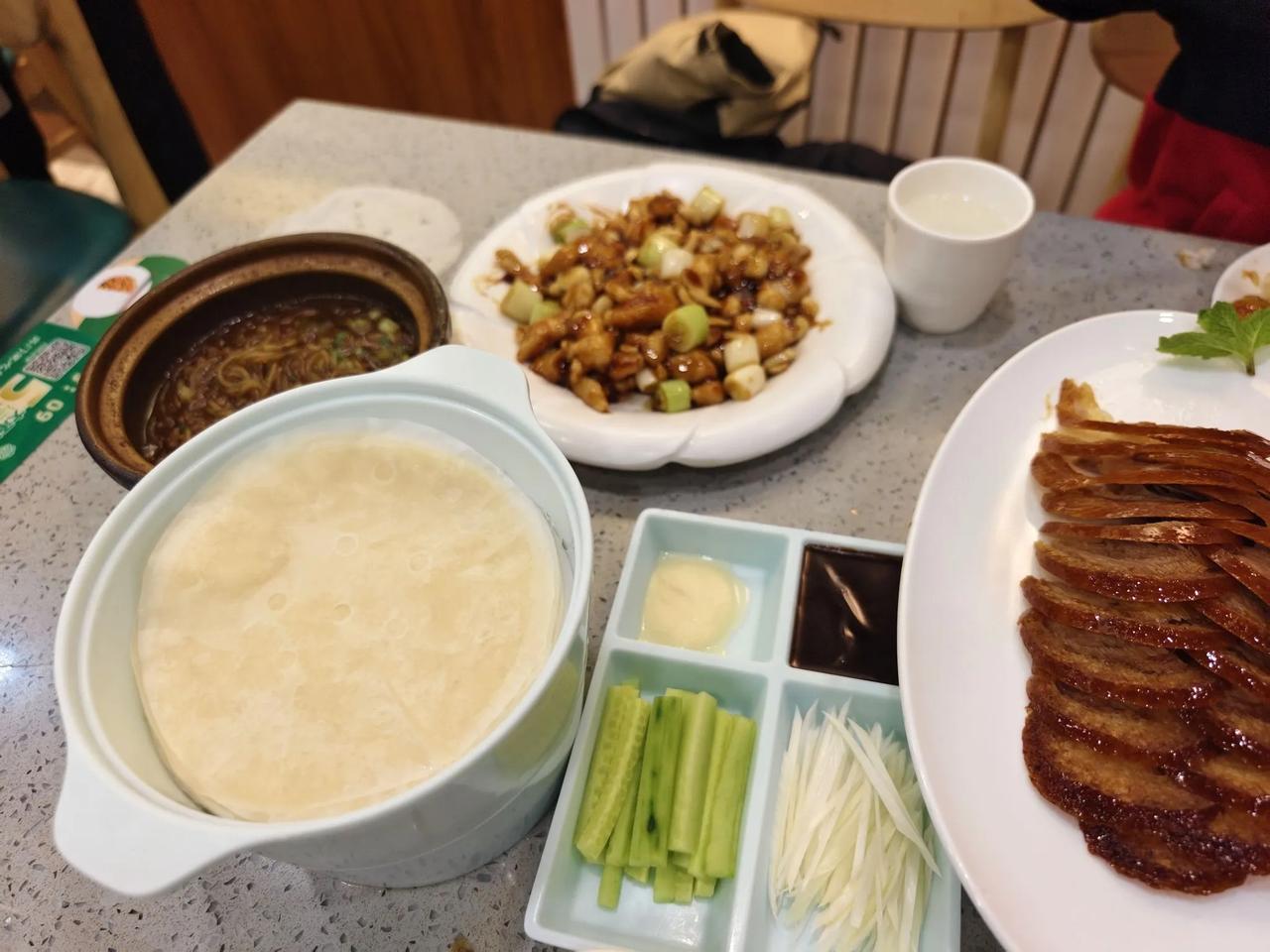 一顿丰盛的晚餐，带走一天工作的劳累。哪个是你最爱吃的菜，我很爱吃烤鸭，但是有了儿