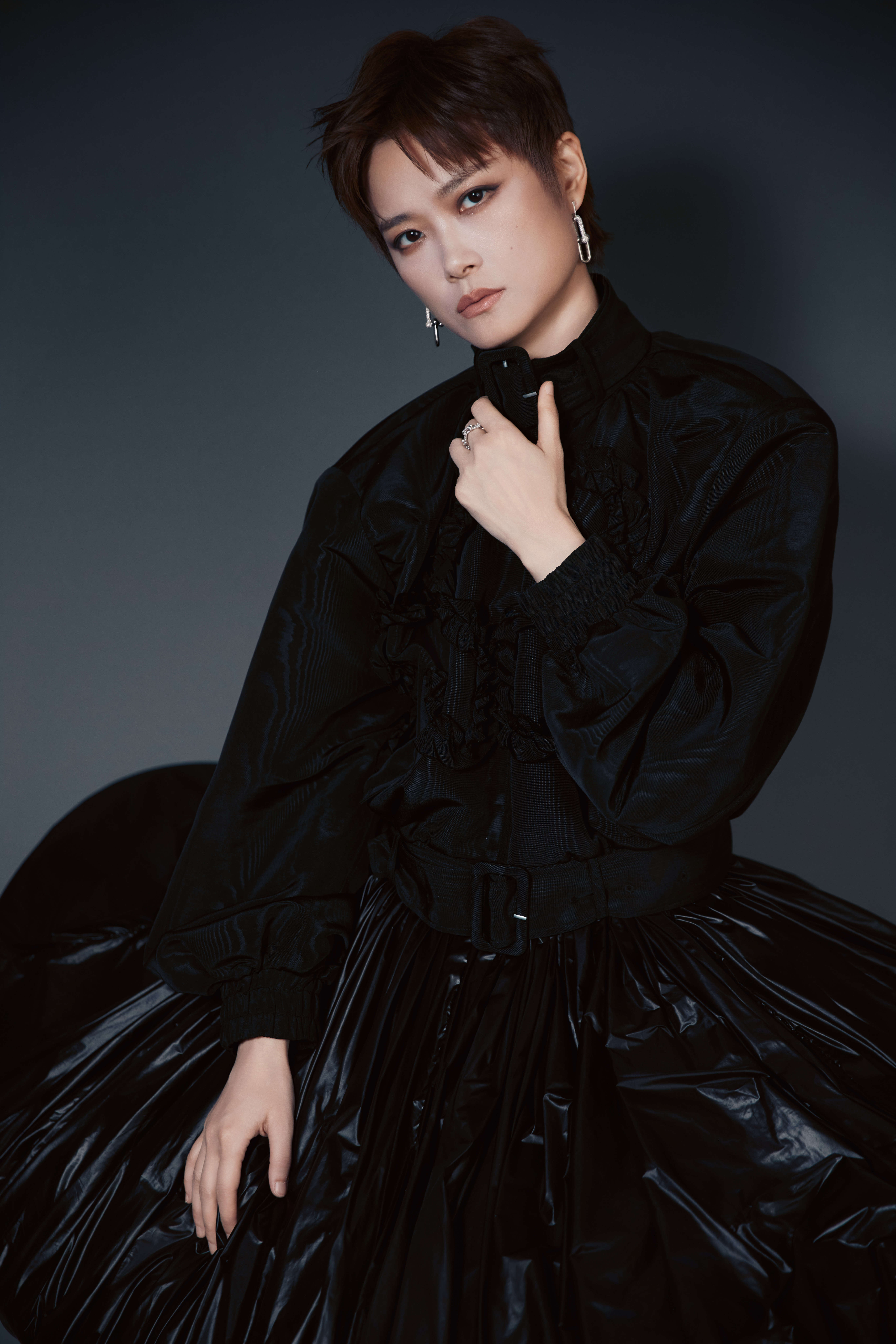 李宇春这裙子是充气了吗 李宇春芭莎音乐嘉年华这套黑裙体积感绝了，蓬松鼓鼓的，硬是