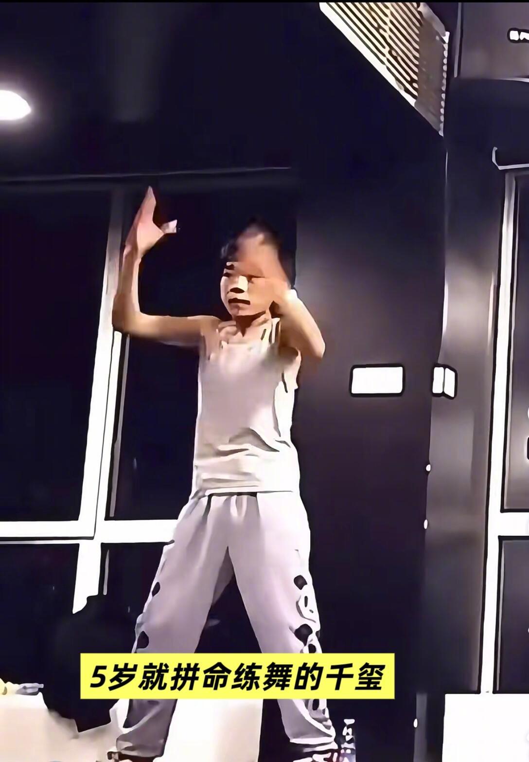 易烊千玺，一个对自己够狠的演员。13岁加入组合，他因性格内敛、不被看好，一度被要