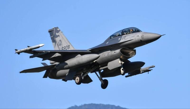 两架F-16V战斗机从美国夏威夷起飞，打算今天飞到台湾台东的志航基地。
这是台湾