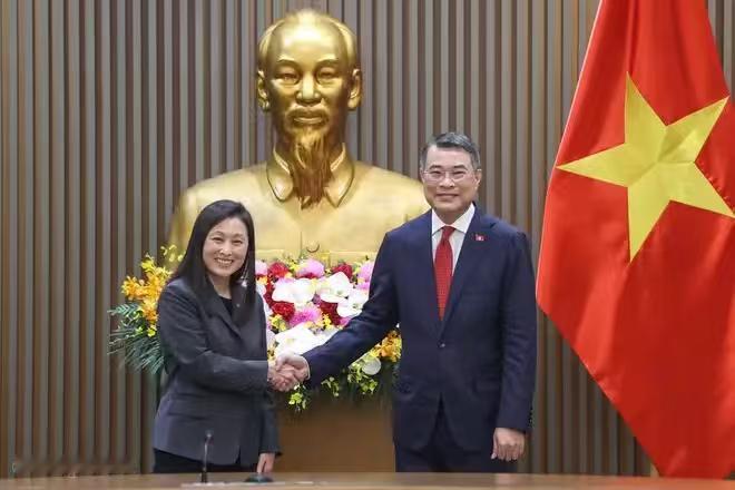 美国驻越大使詹妮弗·维克斯拜会越南总理黎明兴！从现场可以看到，詹妮弗·维克斯笑得