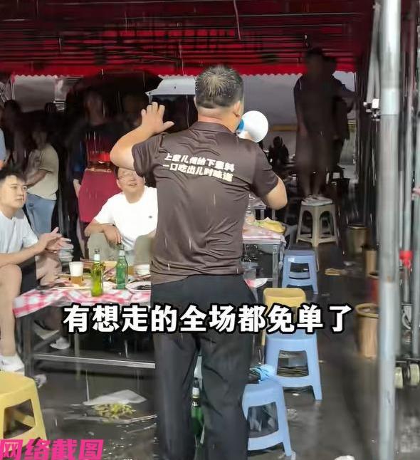 石家庄高新区某烧烤摊，忙碌不已，突然天空迎来狂风暴雨，面对还有七十多桌的客人，老