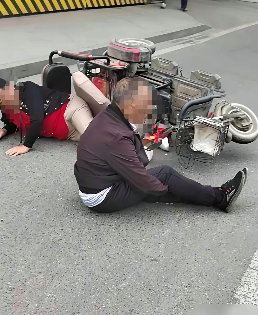 如果你看到这种情况，会不会主动上去扶一把呢？
相信有很多人都会有顾虑，扶了，怕被