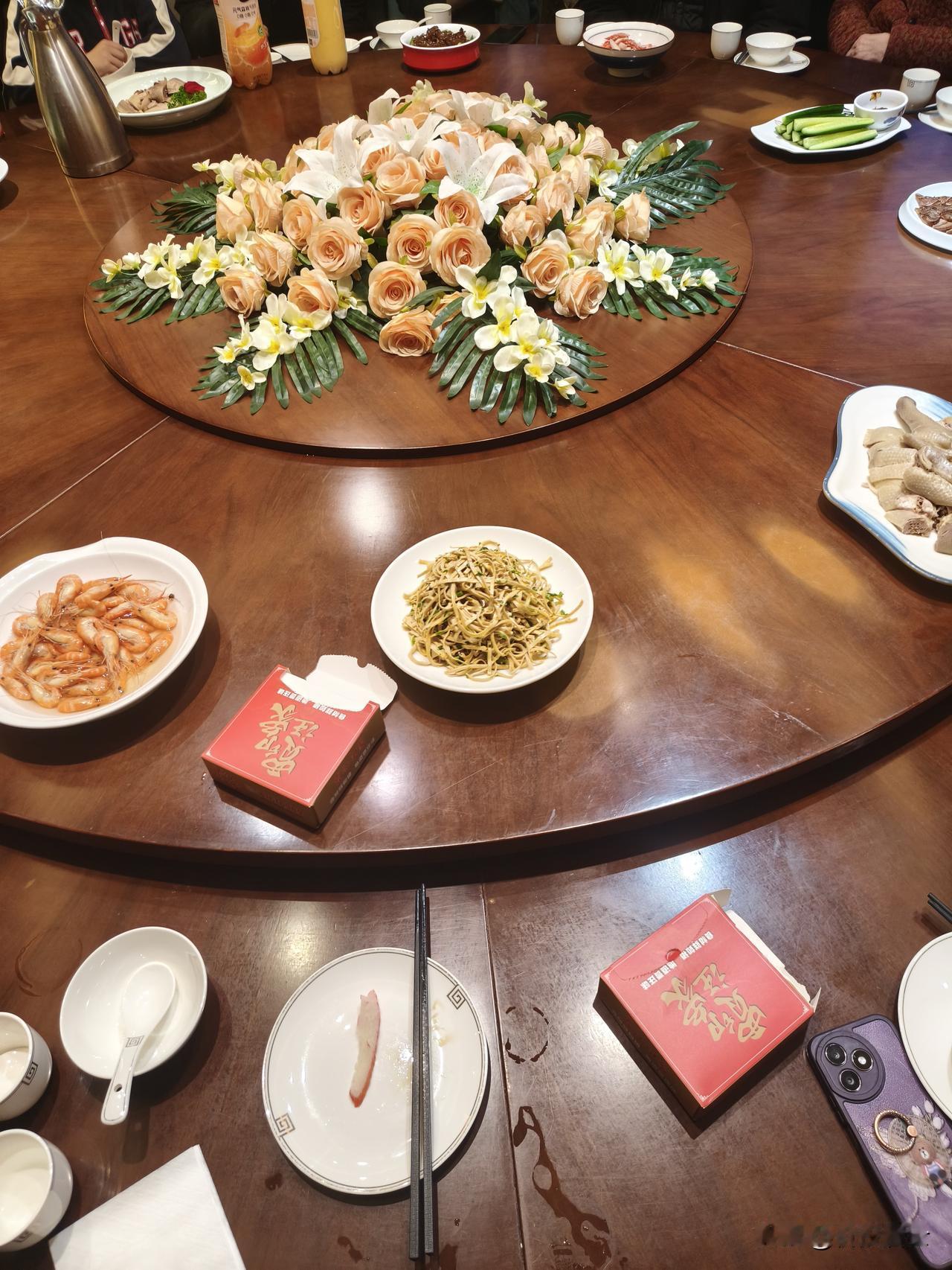 我们家族刚刚聚过餐，正好刚开始上菜的时候拍了一张图片，如图一。用的是能做20个人