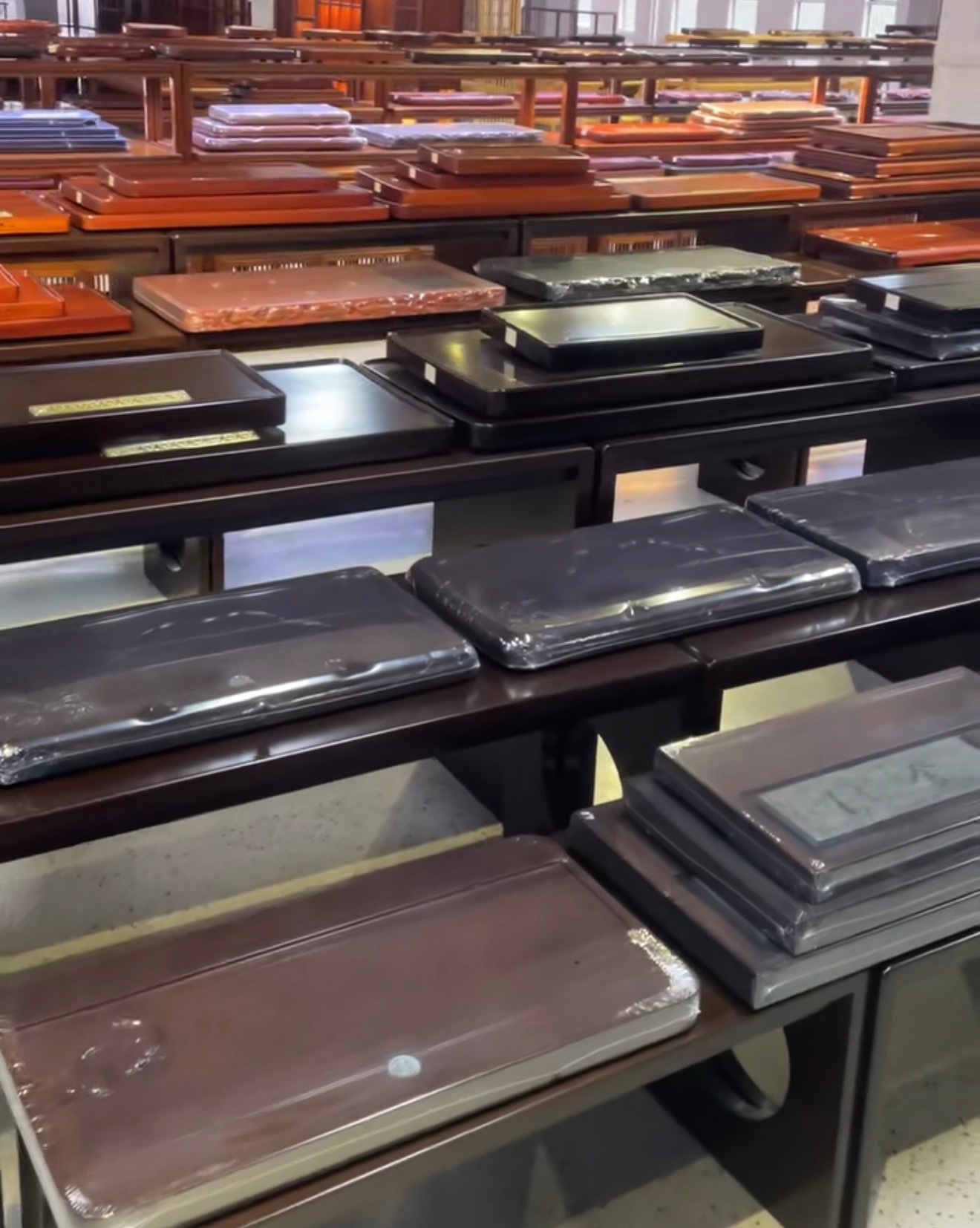 今天来本地最大的一个茶盘厂，光展示间就堆了好多，各式各样的茶盘