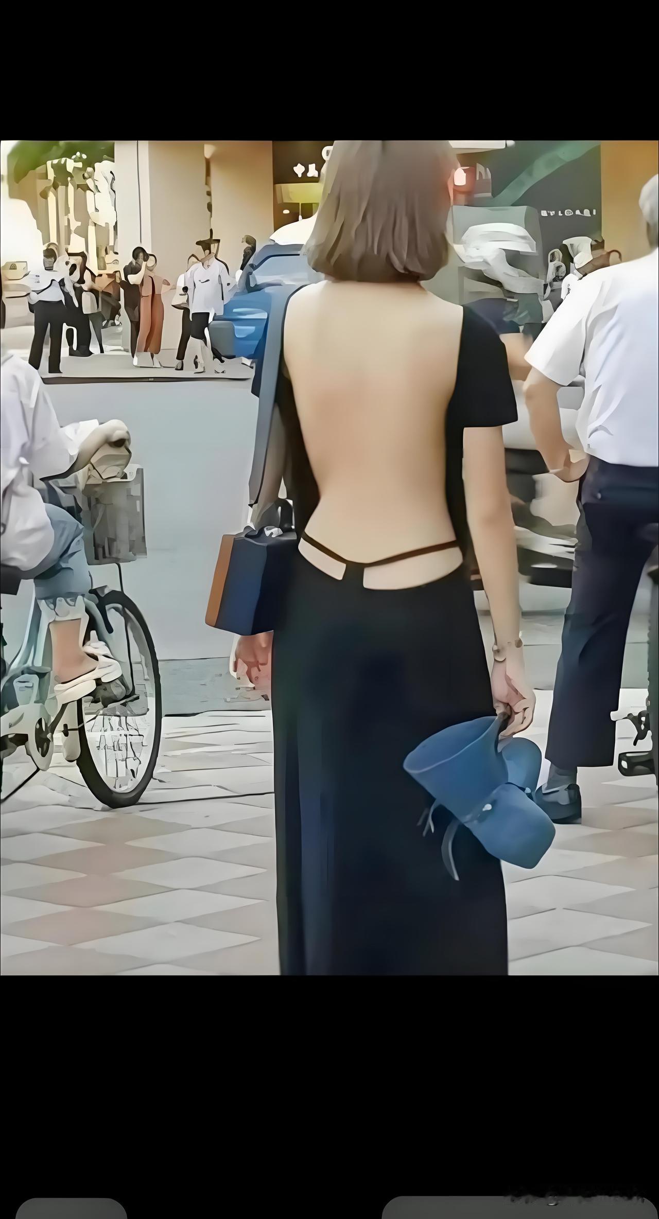  闹市街头全露背穿搭引热议，这是时尚还是博眼球？如果你家有女儿，你能让她这么穿出