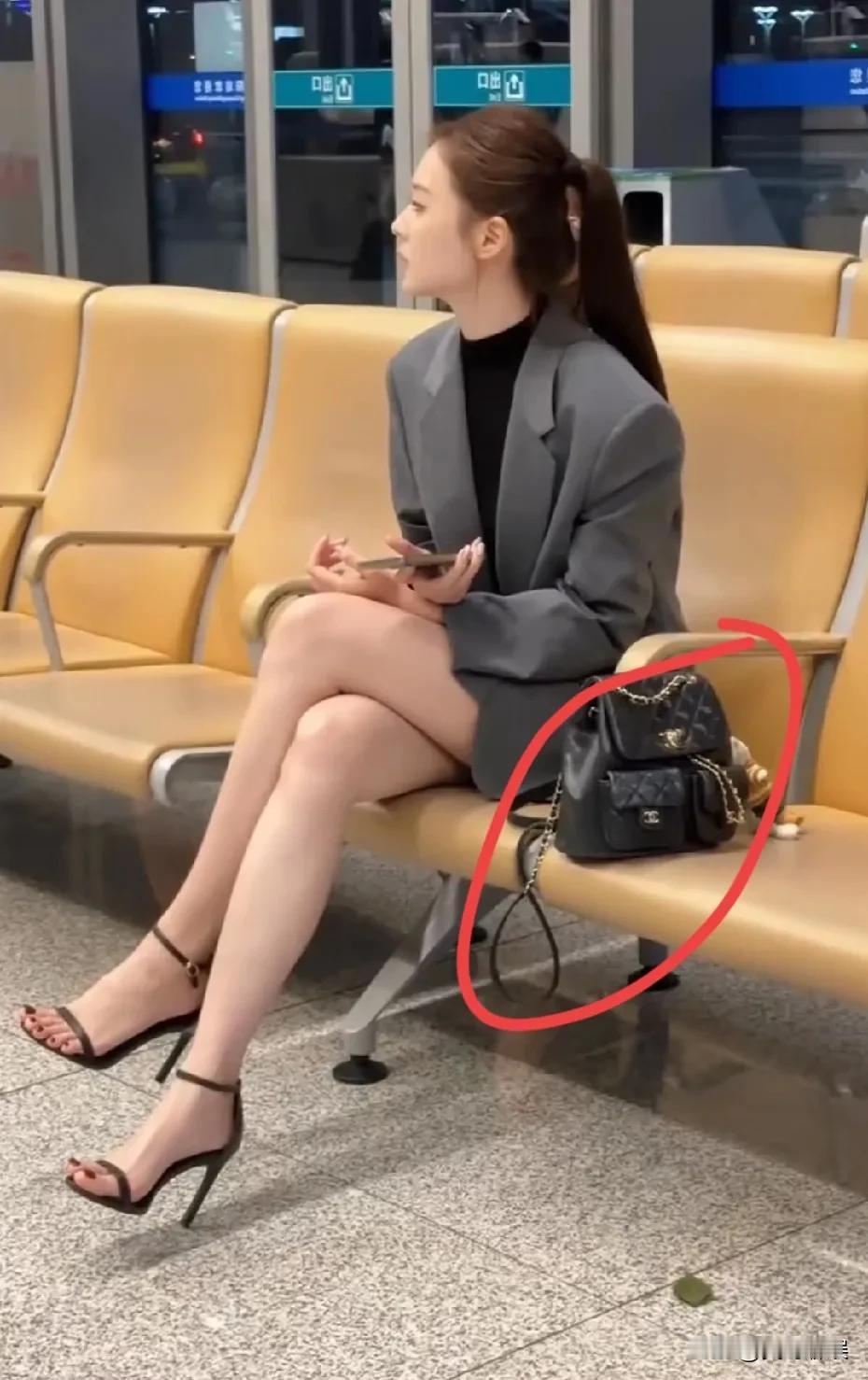 我就是看上这款包包了
又漂亮，又精致，而且光泽靓丽
关键是一定很好用吧！
另外就