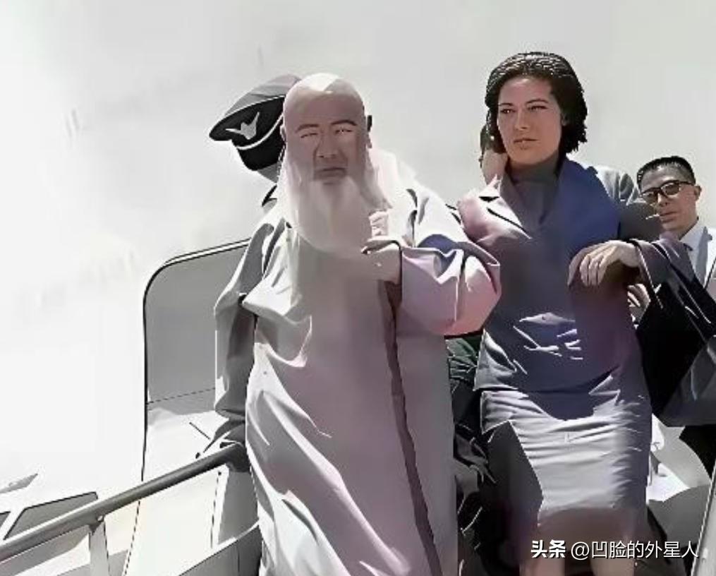 1949年12月，解放军快进成都时，张大千靠国民党高官张群，拿到最后三张飞台北的