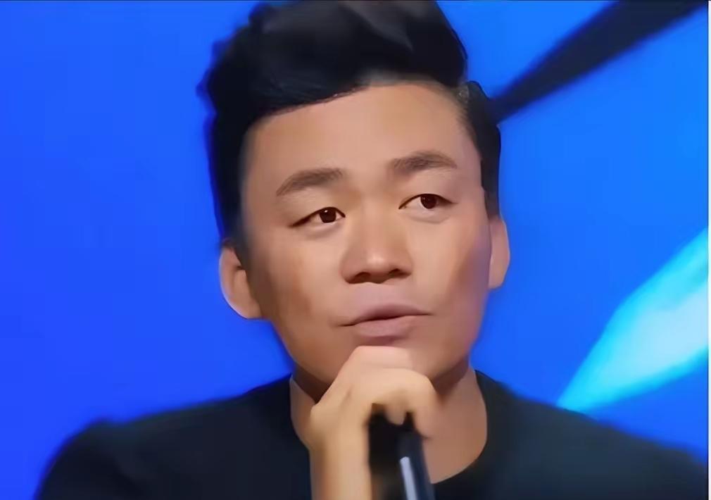 2015年，张大大指着王宝强说：“你信不信，我可以弄死你啊？给我老实点。”王宝强