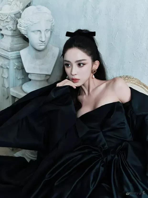 黑天鹅般的优雅，古典与现代的完美融合。

娜扎惊艳亮相，黑裙造型美翻全网！

近
