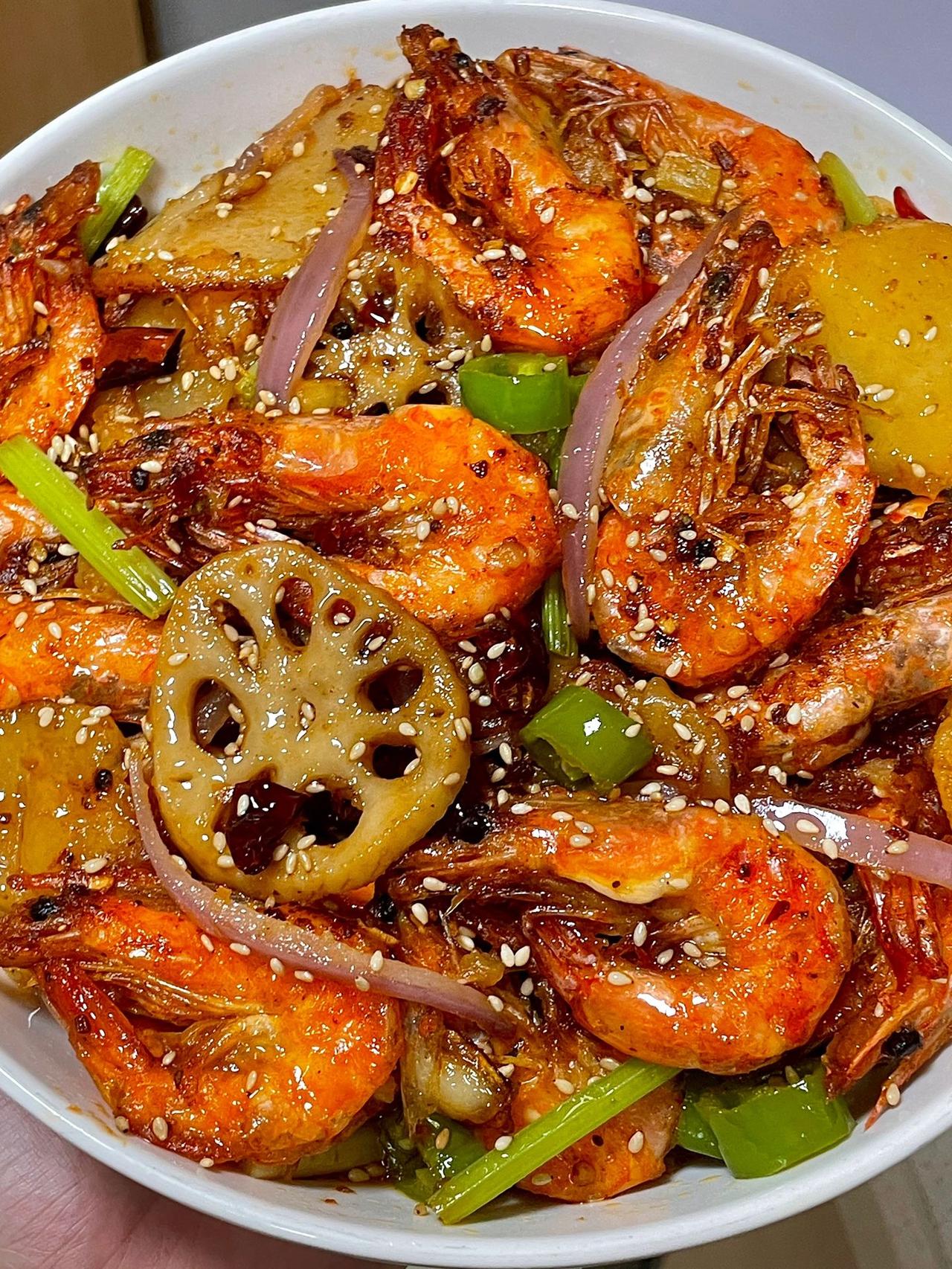 终于吃上了，原来网友给的配方是真的！！
味道不输餐馆的香辣干锅虾！
好吃又下饭！