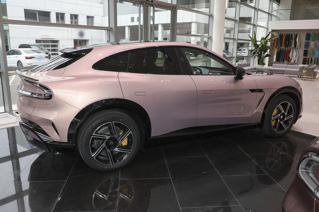 11月小米汽车销量首次出现了下滑，可见舆论影响还是存在的。11月比10月下滑了超