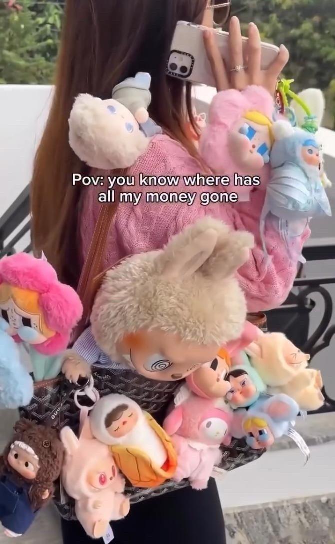 50块帆布包配3000块包挂 年轻人的身份都在包上挂着！现在的包挂早就不是小配角