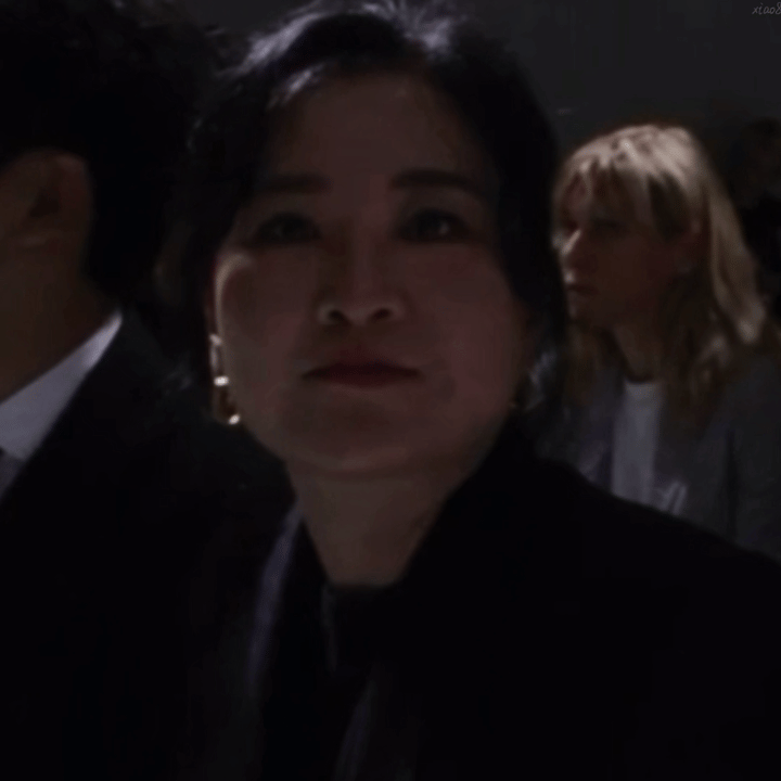 #贾玲官摄图# 自信的女人是最美丽的，玲姐的两个小梨涡真的太有感染力了，每张图片