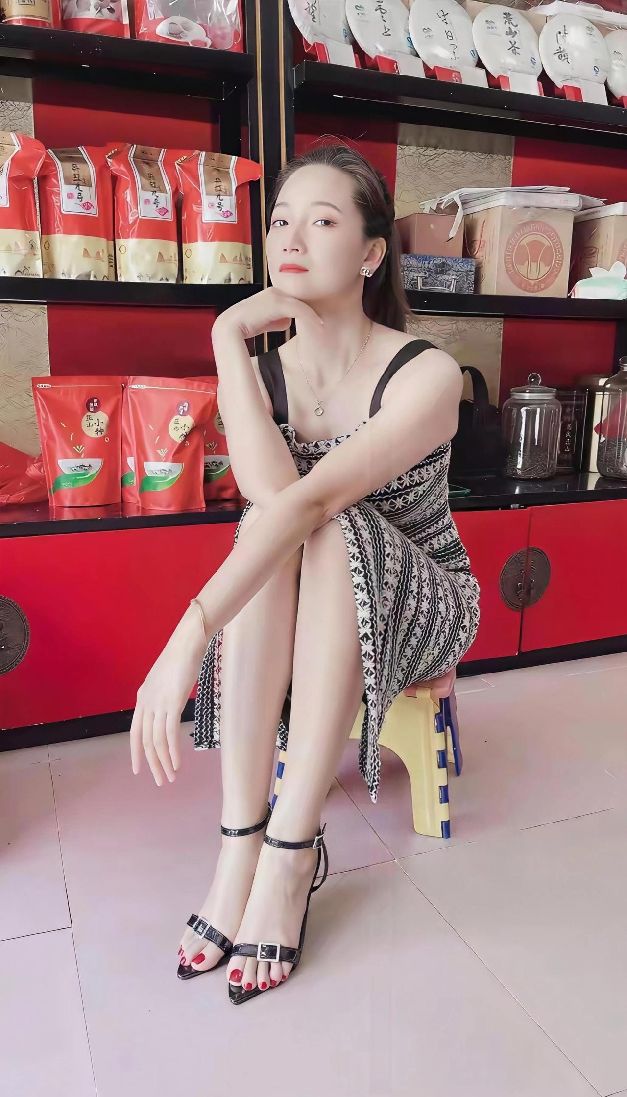 光腿丝袜暖和么一点也不冷，哥哥们周末愉快，能帮我点点赞吗[捂脸]