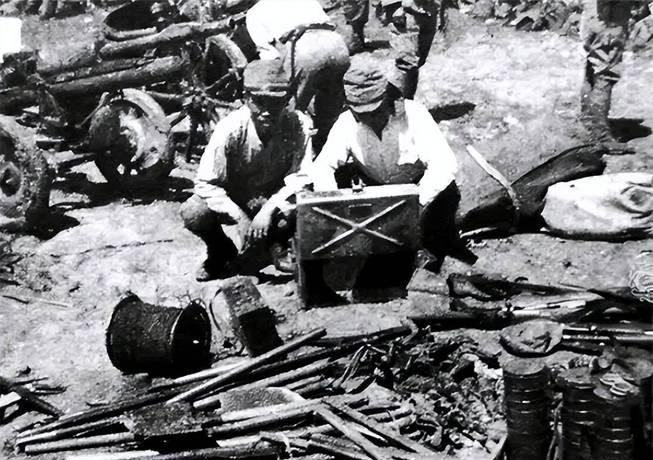 1943年，八路军缴获了两挺机枪，却苦于没子弹，几天后，一个农民拉来一辆粪车，嘿