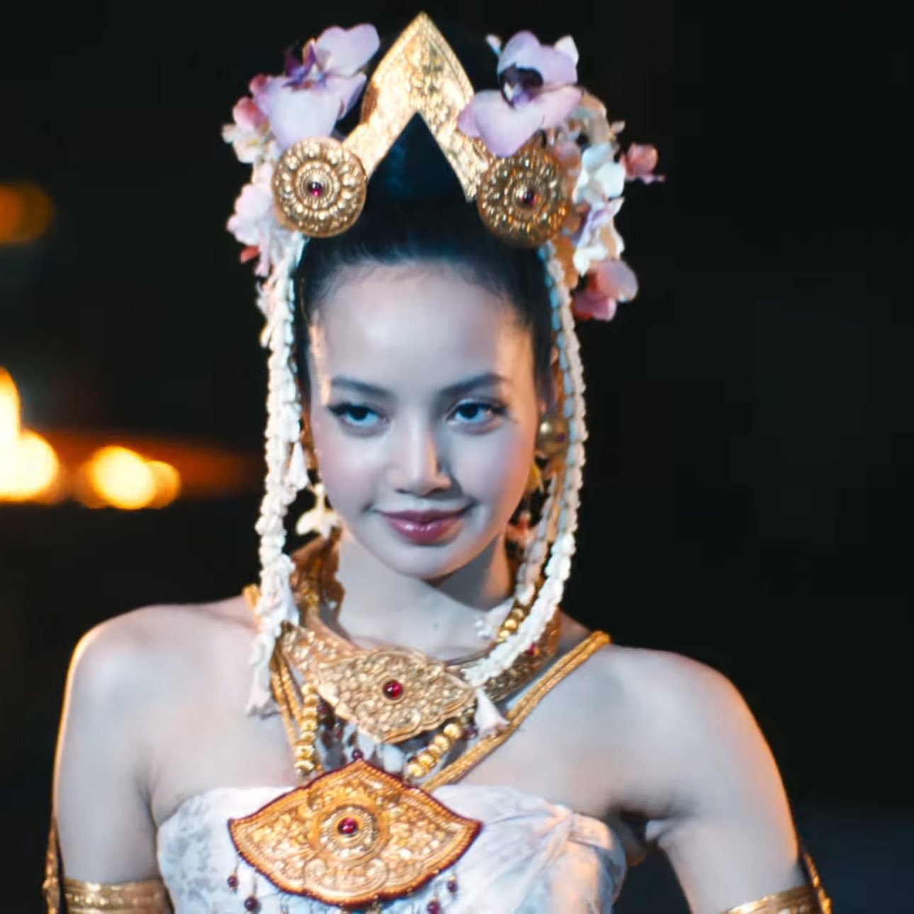 Lisa美剧首秀《白莲花度假村》第三季饰演酒店工作人员Mook，她在剧中的多个造