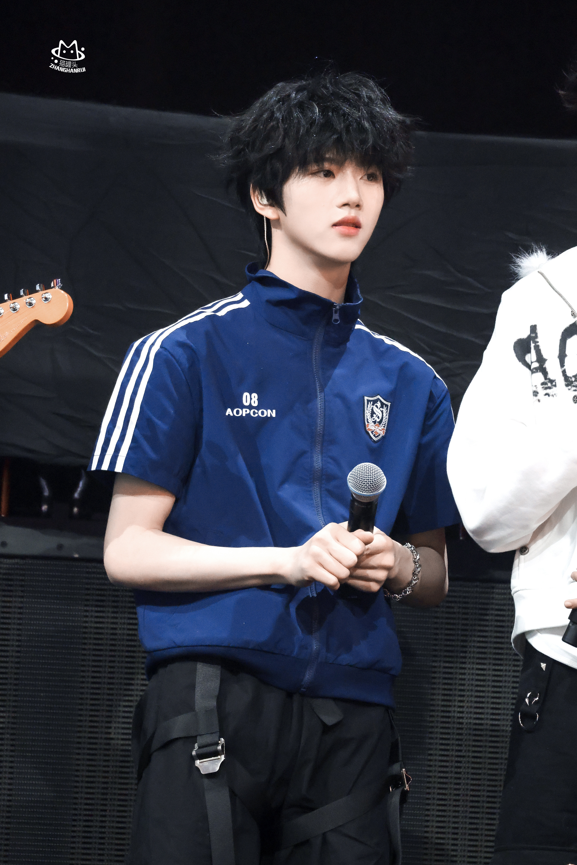 【张函瑞】张函瑞蓝色运动外套 张函瑞荣耀之战蓝色运动外套，这套好清新淡雅。