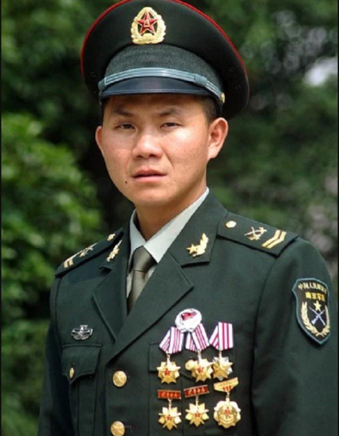 [微风]2001年2月1日，在由成都开往武昌的K148列车上突然出现了76个歹徒