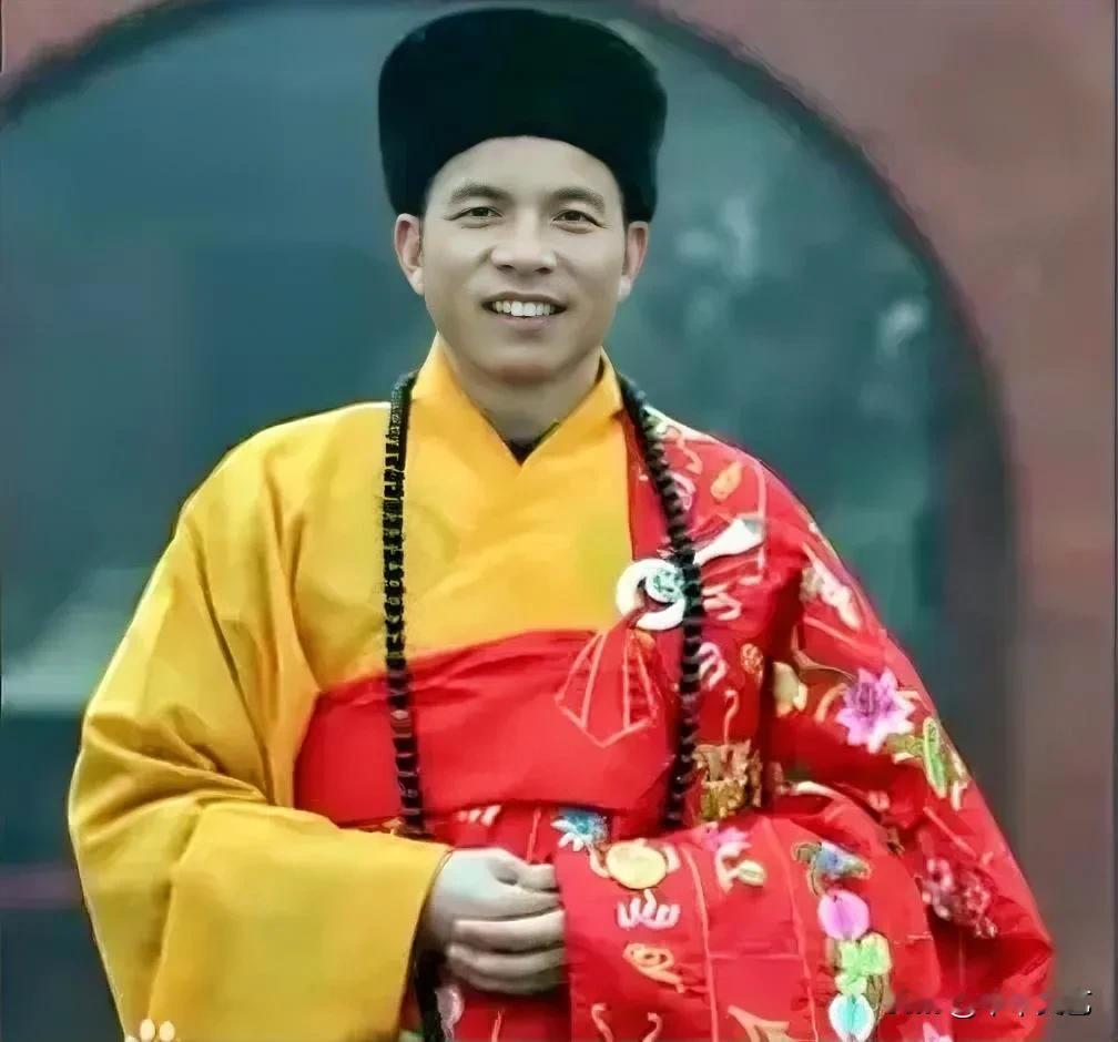 印乐大师成为少林寺最新的行政负责人，年纪轻轻就遁入佛门，又在正规佛学院学习，长期
