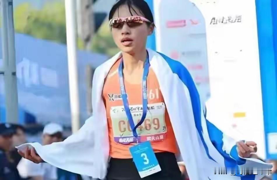 张水华官宣离职不到两天
恶心的一幕就出现了
事实证明白岩松说的真没错

“她只是