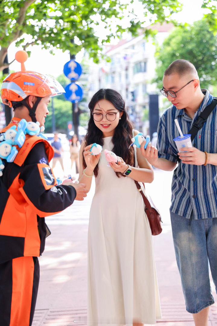 为什么上海的外卖骑手都那么可爱？完全蛋仔骑手来的，连外卖箱都被蛋仔玩偶包围，这不