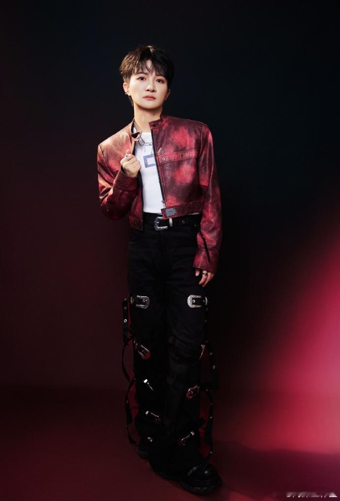 刘宇宁一步走出两个周深刘宇宁周深同台好好玩！刘宇宁一步走出两个周深，深深小碎步紧