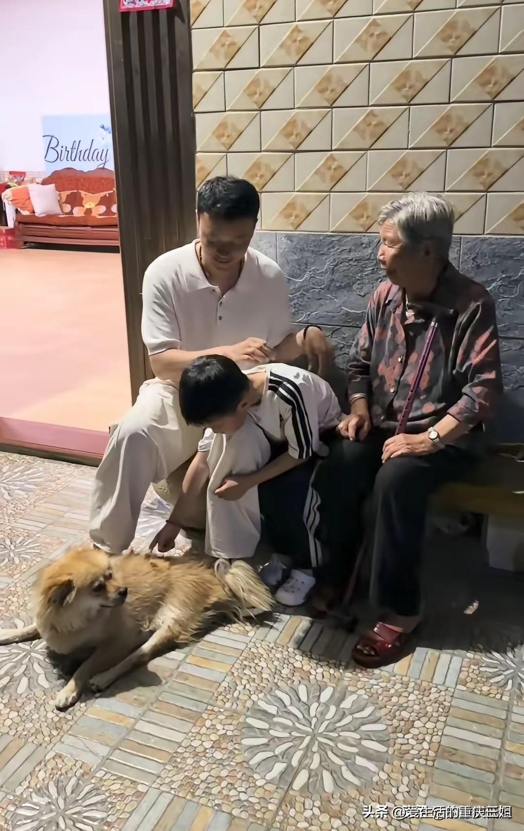 一家四代温馨画面
秋天爸爸带着秋天去新疆玩耍了十多天，今天回到福田老家，太奶奶说