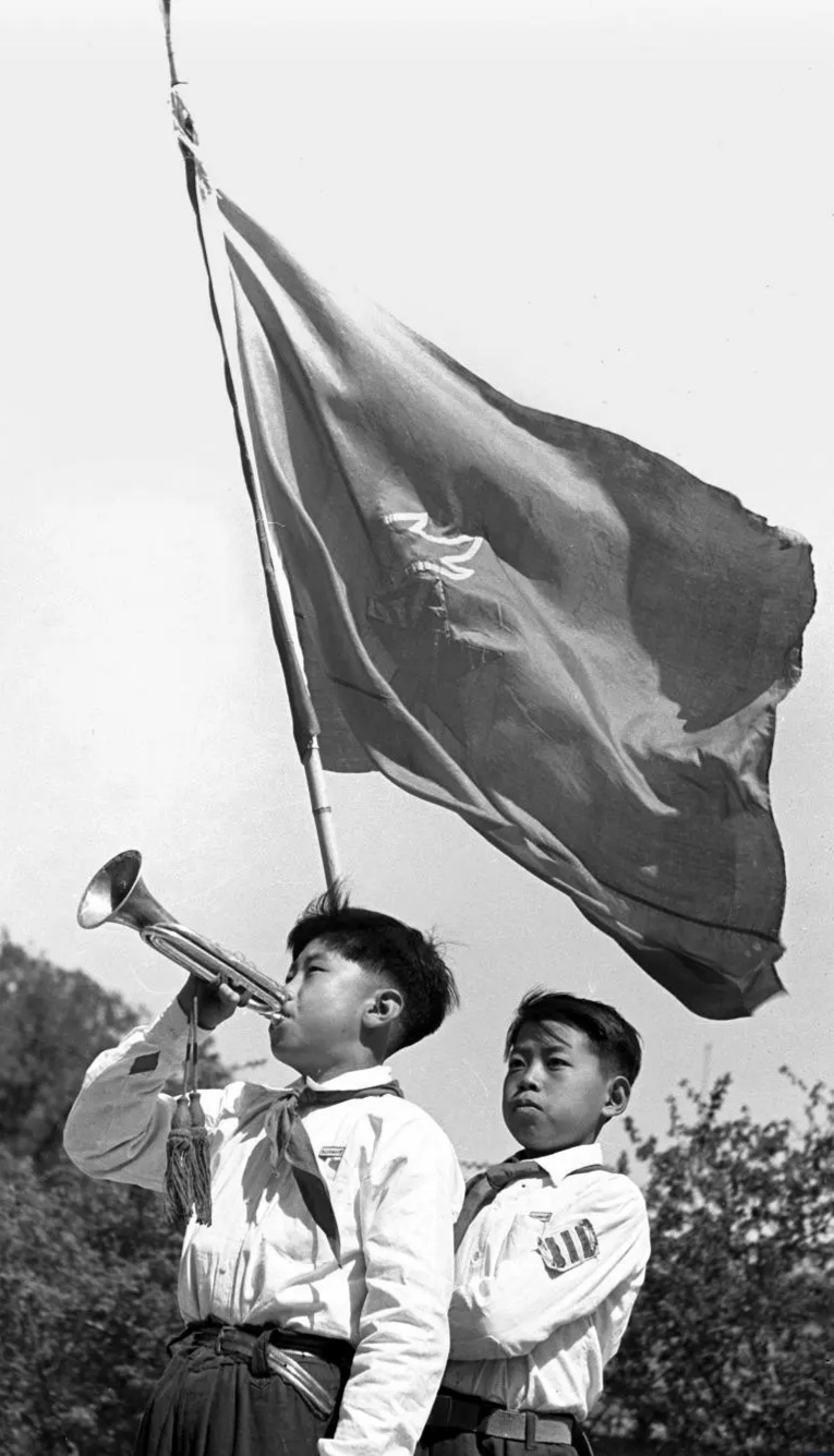 🔴 1949年10月13日，由正确的中国共产党缔造，全国统一、光荣的少年儿童组