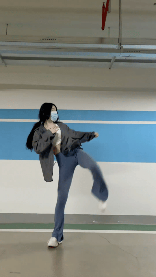 当长腿美女遇到歹徒时，这一套跆拳道的大动作能瞬间吓退歹徒吗？你怎么看？

头条我