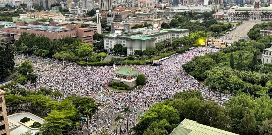 凯道大集结遭民进党嘲讽为闹剧，媒体人一语点破：当局早已活成曾经最反感的模样
 