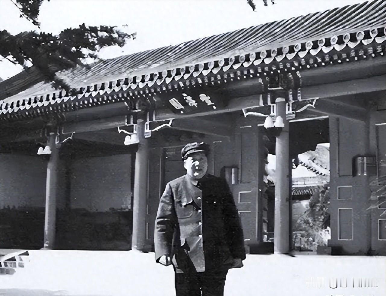 门楣空着，影壁却亮着，这扇门到底在等谁？
新华门没挂匾，这事我小时候就听老人提过